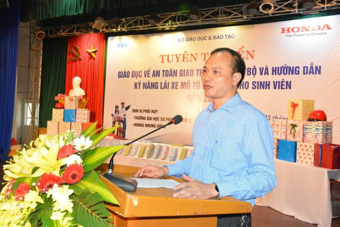 Ông Dương Văn Bá - Phó Vụ trưởng Vụ Giáo dục Chính trị và Công tác HSSV phát biểu khai mạc Ông Dương Văn Bá - Phó Vụ trưởng Vụ Giáo dục Chính trị và Công tác HSSV phát biểu khai mạc