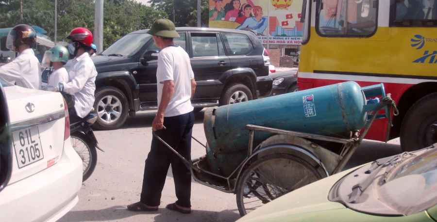 Những “quả bom” tung tăng giữa ngã tư đường phố