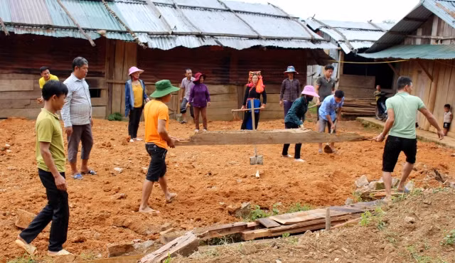 Phụ huynh học sinh cùng các thầy cô giáo đang gấp rút sửa phòng học, chuẩn bị cho năm học mới