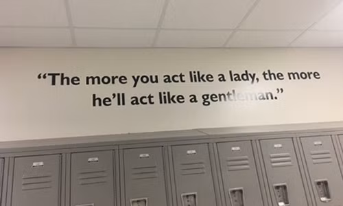 Dòng chữ bị phản ánh ở trườngGregory-Lincoln, Houston. Ảnh: Twitter