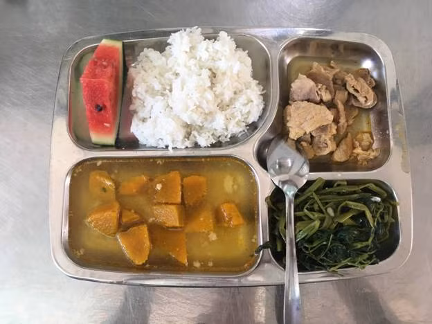 Khẩu phần ăn trưa đảm bảo dinh dưỡng được chuẩn bị theo phần mềm của các em học sinh trường tiểu học Phù Đổng – Đà Nẵng