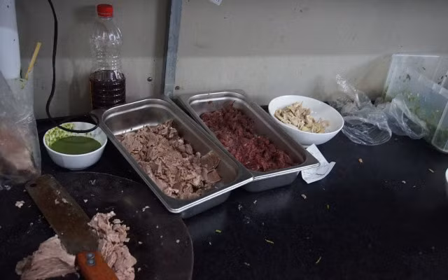 Thực phẩm sống, chín để lẫn lộn không hợp vệ sinh