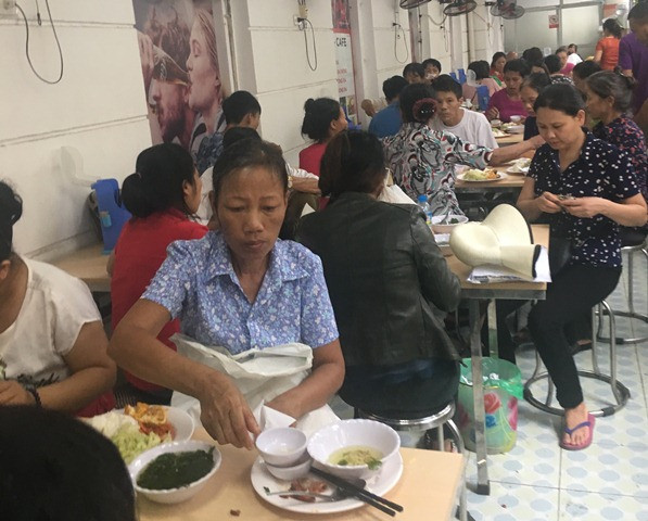 Phần lớn thực phẩm được đựng trong đồ dùng bằng nhựa Phần lớn thực phẩm được đựng trong đồ dùng bằng nhựa