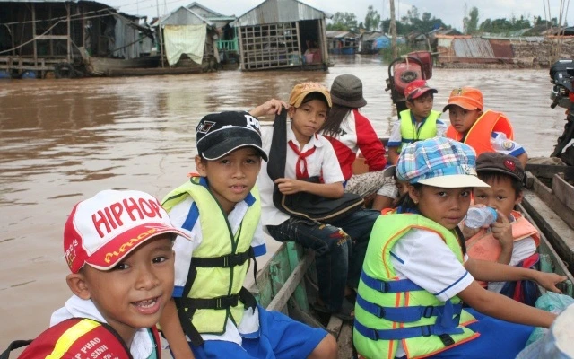 HS huyện biên giới đầu nguồn An Phú (An Giang) vượt lũ đến trường