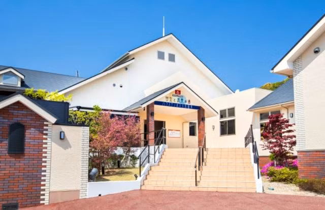 Tắm trong bồn bằng vàng 18 carat trải nghiệm làm “đại gia” - 2