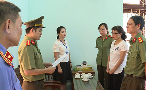 Cơ quan an ninh đọc quyết định khởi tố bà Nga. Ảnh:Công an Sơn La. Cơ quan an ninh đọc quyết định khởi tố bà Nga. Ảnh: Công an Sơn La.