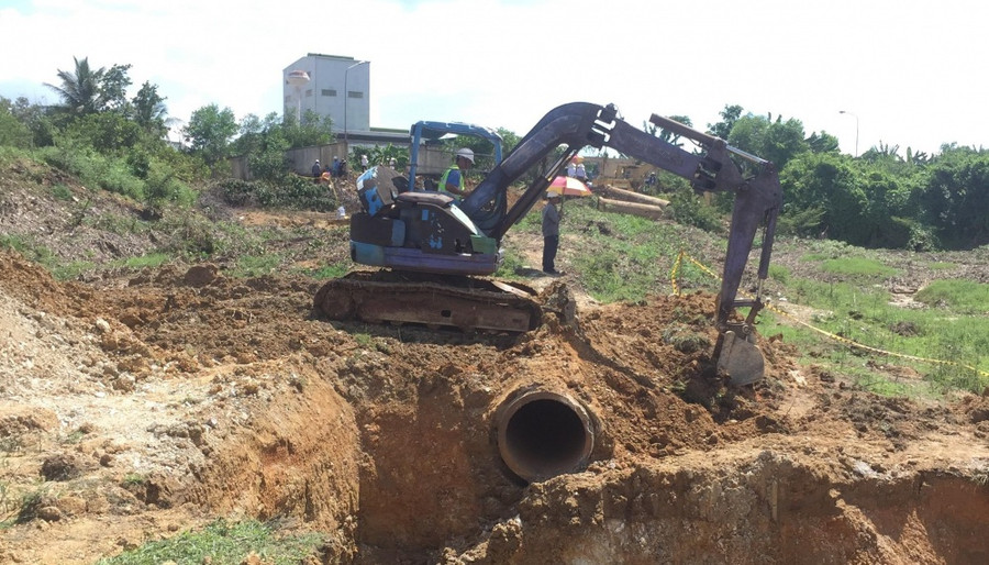 Đường ống xả thải ngầm ra sông La Ngà bị khai quật vào ngày 31/5. Đường ống xả thải ngầm ra sông La Ngà bị khai quật vào ngày 31/5.