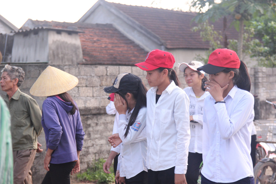 Các bạn học đưa tang em Cao Thị Nương