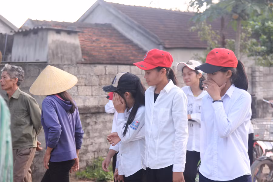 Các bạn học đưa tang em Cao Thị Nương Các bạn học đưa tang em Cao Thị Nương