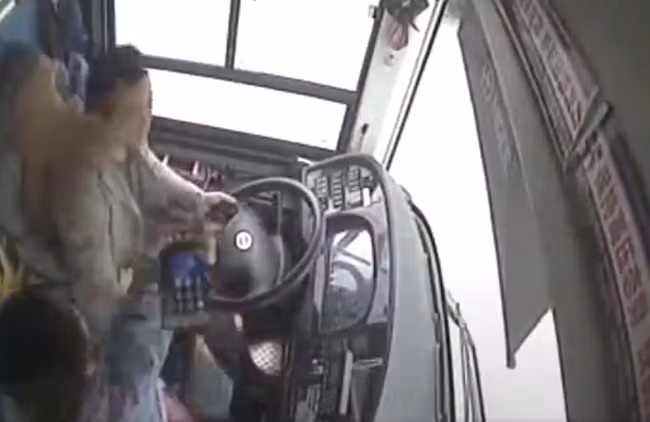 Nữ hành khách đã lấy điện thoại di động tấn công tài xế xe buýt. Ảnh: Sputnik 