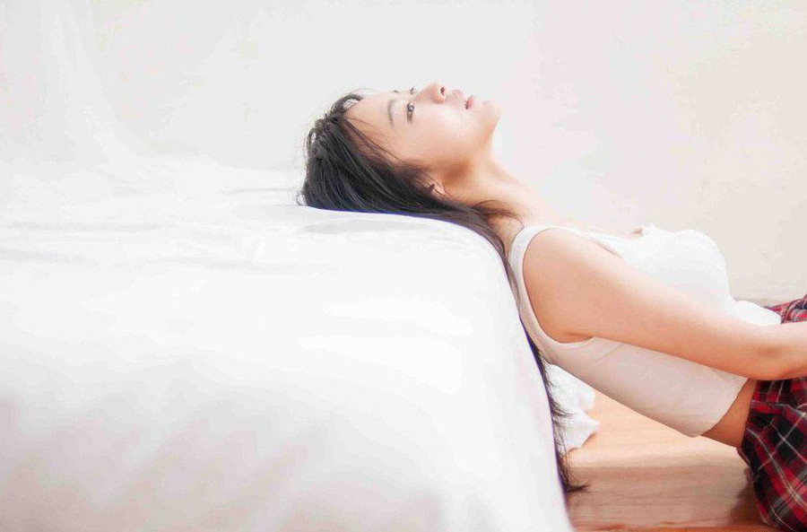 Nghe một bản nhạc buồn, gái chưa chồng khóc, gái có chồng nhăn nhó.