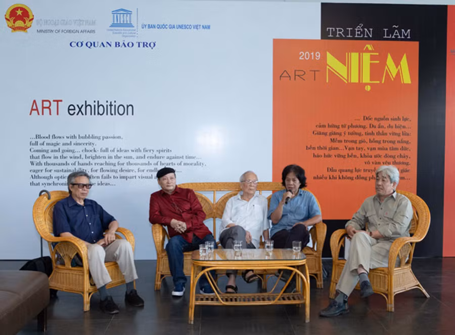 Nhóm họa sĩ giới thệu về triển lãm “Niệm”