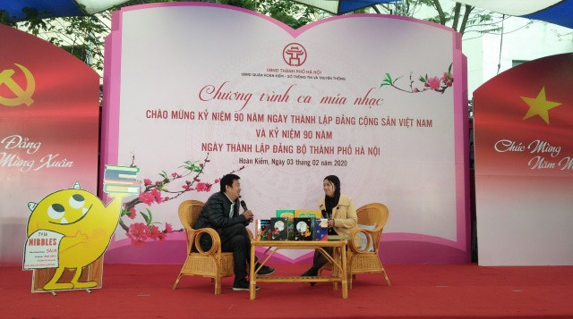 Hai diễn giả: nhà báo, nhà văn Hoàng Anh Tú và TS Đào Thị Thúy Anh chia sẻ nhiều câu chuyện thú vị về sách tương tác. Ảnh: Bình Thanh.