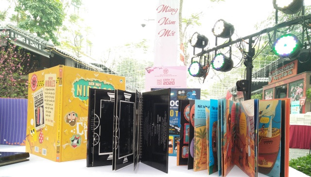Nhiều cuốn sách tương tác của Đinh Tị Books được giới thiệu tại sự kiện. Ảnh: Bình Thanh