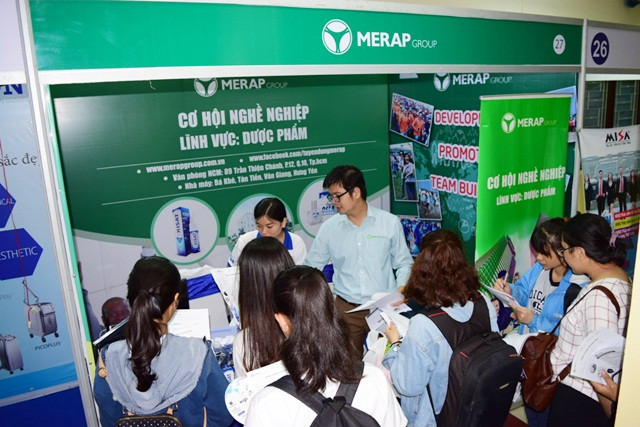 Ngay sau lễ khai mạc rất đông sinh viên đã tham gia tìm hiểu cơ hội nghề nghiệp tại các gian hàng