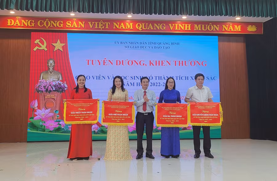 Tuyên dương các cán bộ quản lý, giáo viên có thành tích xuất sắc trong năm học 2022-2023. (Ảnh: Đặng Tài)