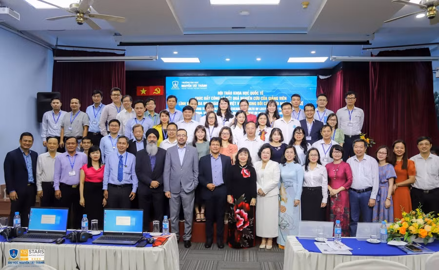 Các đại biểu khách mời chụp hình kỉ niệm