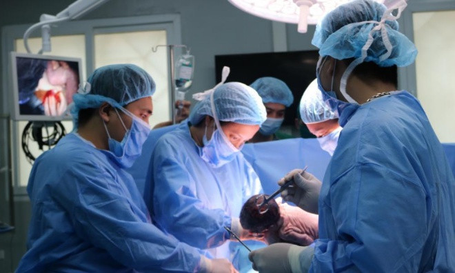 Các bác sĩ hai bệnh viện quyết định mổ lấy thai để cứu cả hai mẹ con thai phụ. Ảnh: Bệnh viện cung cấp