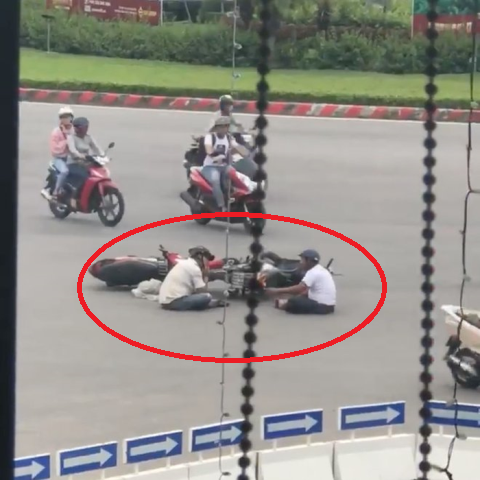 Clip 2 người sau va chạm giao thông ngồi “tâm sự” gần nửa tiếng gây bão mạng xã hội