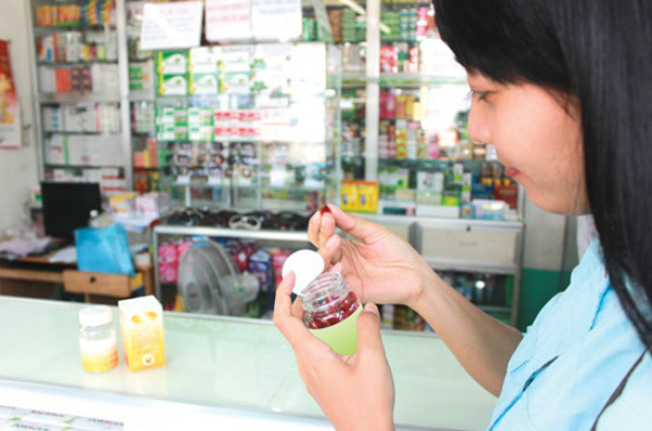 Tự ý mua thuốc không cần toa của bác sĩ dễ dẫn đến tác dụng sai, gây nguy hiểm cho người bệnh. Tự ý mua thuốc không cần toa của bác sĩ dễ dẫn đến tác dụng sai, gây nguy hiểm cho người bệnh. Ảnh minh họa: Cẩm Anh
