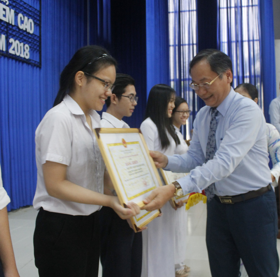 Ông Nguyễn Đắc Tài – Ủy viên Ban Thường vụ Tỉnh ủy, Phó Chủ tịch UBND Tỉnh (bìa phải) trao bằng khen cho học sinh đạt điểm cao.
