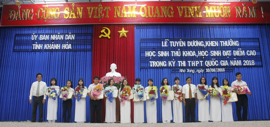 Ông Lê Thanh Quang - Ủy viên BCHTƯ Đảng, Bí thư Tỉnh ủy trao bằng khen cho học sinh thủ khoa và đạt điểm cao.