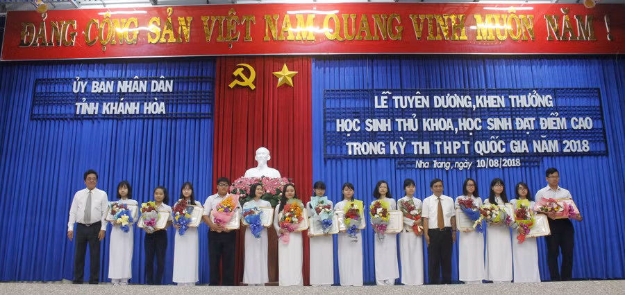 Ông Lê Thanh Quang - Ủy viên BCHTƯ Đảng, Bí thư Tỉnh ủy trao bằng khen cho học sinh thủ khoa và đạt điểm cao.