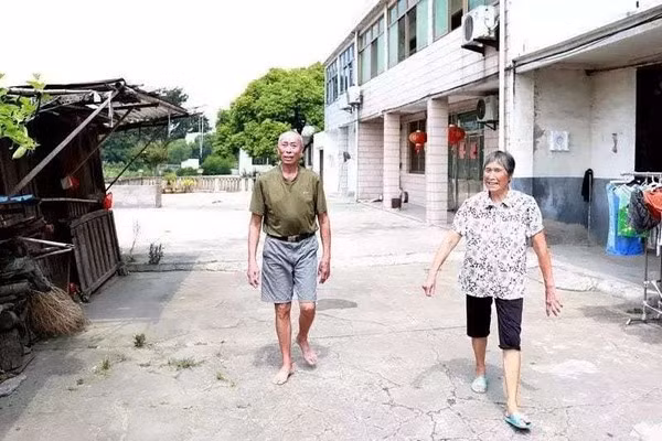 Hai cha con được cùng một cụ ông cứu sống, cách nhau 30 năm