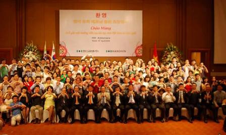 Các khách mời chụp ảnh lưu niệm