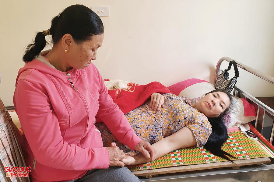 Quá xúc động trước giây phút đoàn tụ, bà Thủy đã khóc ngất. Quá xúc động trước giây phút đoàn tụ, bà Thủy đã khóc ngất.