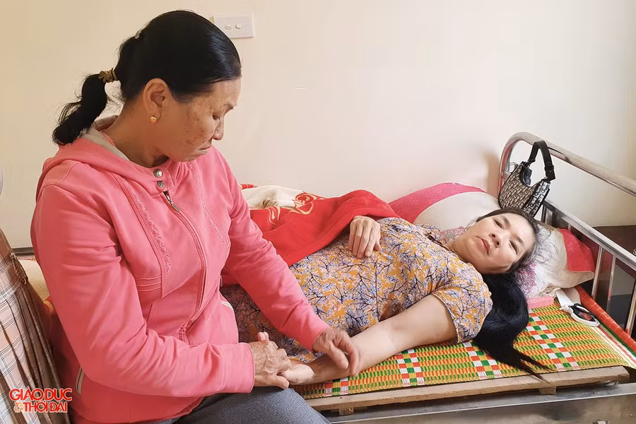 Quá xúc động trước giây phút đoàn tụ, bà Thủy đã khóc ngất.