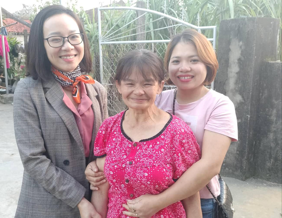 Bà Lô đoàn tụ trong vòng tay của người thân. Ảnh: Khánh Trung. Bà Lô đoàn tụ trong vòng tay của người thân. Ảnh: Khánh Trung.