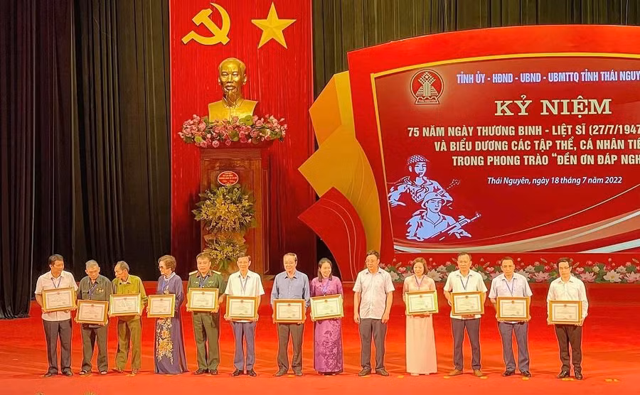 Khen thưởng cho các tập thể, cá nhân có thành tích trong phong trào "Đền ơn đáp nghĩa"