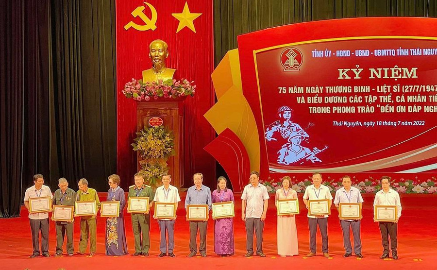Khen thưởng cho các tập thể, cá nhân có thành tích trong phong trào "Đền ơn đáp nghĩa" Khen thưởng cho các tập thể, cá nhân có thành tích trong phong trào "Đền ơn đáp nghĩa"