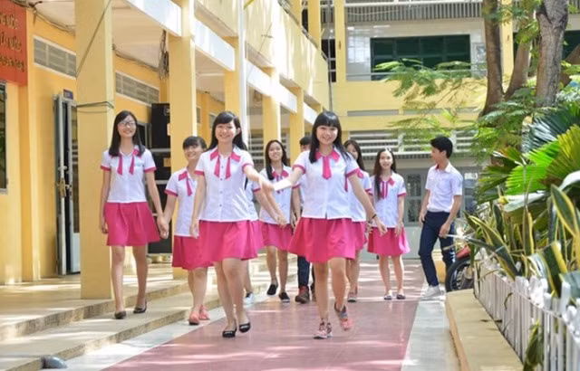 Đồng phục mới của teen girl THPT Nguyễn Trung Trực nổi bật với màu hồng ngọt ngào. Từ chân váy đến viền cổ áo, tay áo đều mang màu sắc đậm chất nữ tính