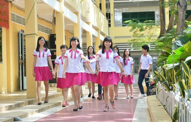 Đồng phục mới của teen girl THPT Nguyễn Trung Trực nổi bật với màu hồng ngọt ngào. Từ chân váy đến viền cổ áo, tay áo đều mang màu sắc đậm chất nữ tính