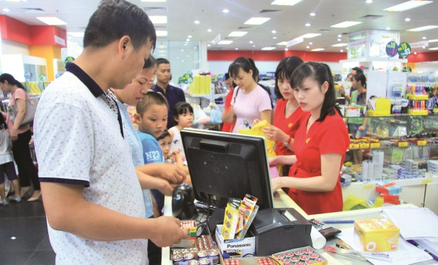 Các nhân viên nhà sách phải làm việc hết công suất, mới đáp ứng được nhu cầu mua sắm ngày cuối tuần