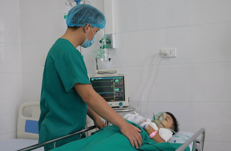 Pin đồ chơi phát nổ, bé trai bị thương khắp người