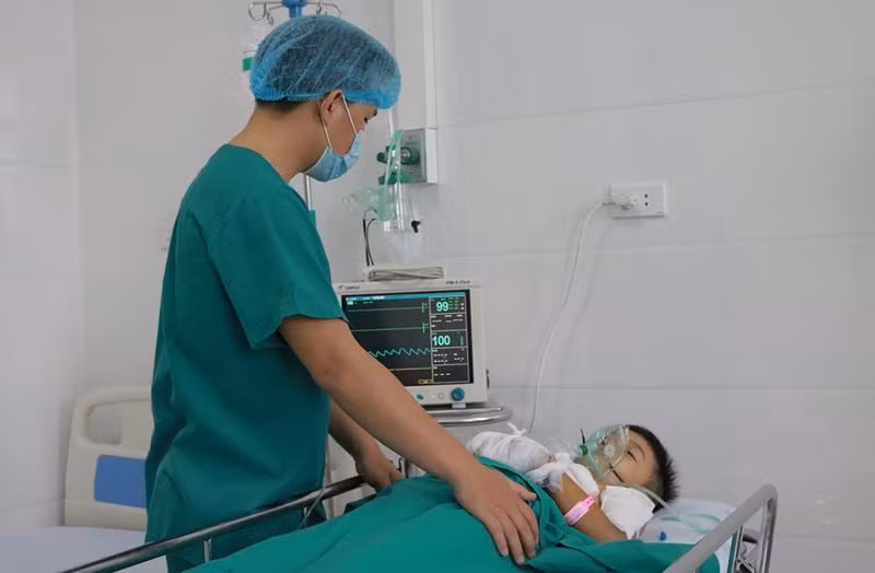 Pin đồ chơi phát nổ, bé trai bị thương khắp người