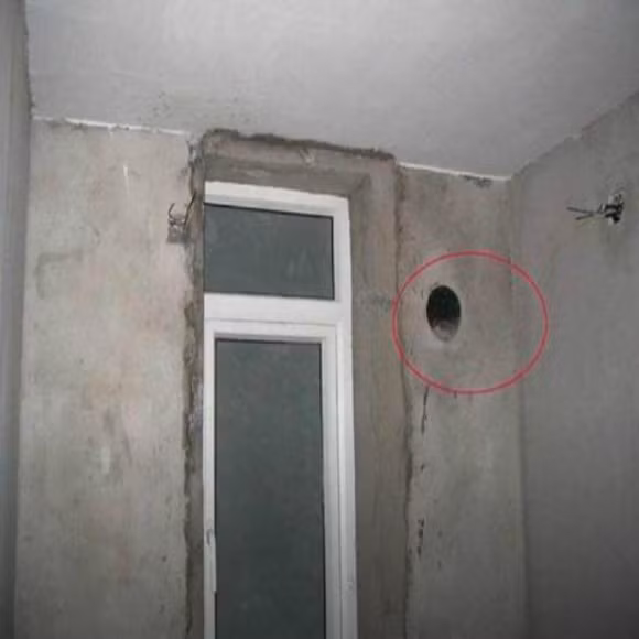 chiếc lỗ trên tường phòng tắm, lỗ thông khí, nội thất đẹp