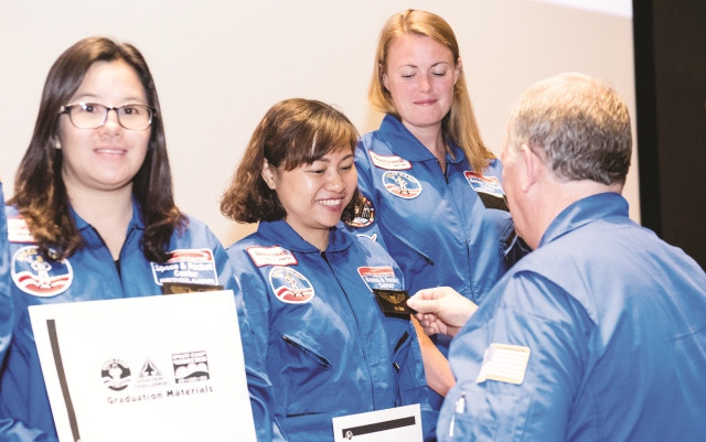 Cô giáo Thu Hà nhận chứng chỉ tốt nghiệp Cô giáo Thu Hà nhận chứng chỉ tốt nghiệp