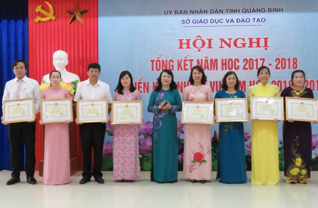 Thứ trưởng Bộ GD-ĐT Nguyễn Thị Nghĩa trao Bằng khen cho các tập thể có nhiều thành tích tiêu biểu trong năm học 2017-2018. Thứ trưởng Bộ GD-ĐT Nguyễn Thị Nghĩa trao Bằng khen cho các tập thể có nhiều thành tích tiêu biểu trong năm học 2017-2018.