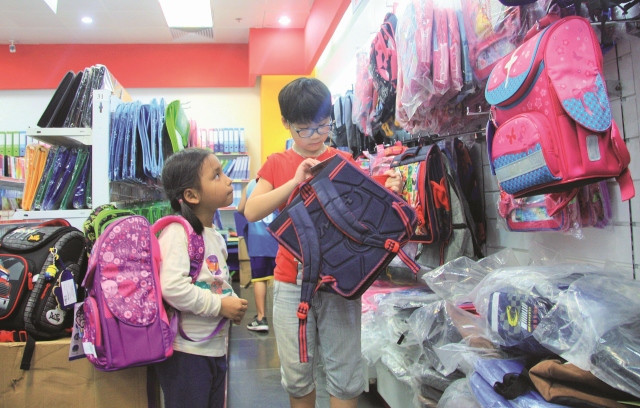 Các loại cặp chống gù lưng nhập khẩu từ Nhật Bản cũng là mặt hàng được các em học sinh lựa chọn