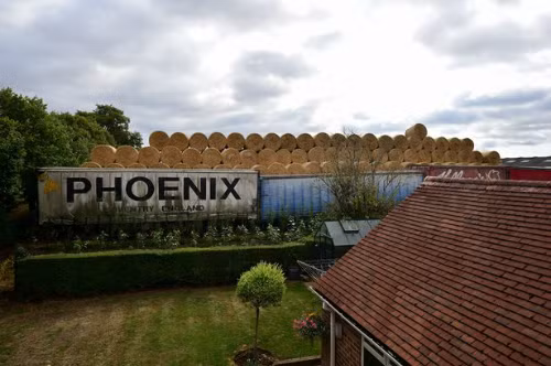 Người đàn ông dựng hàng rào rơm cao 10m khiến hàng xóm phát hoảng