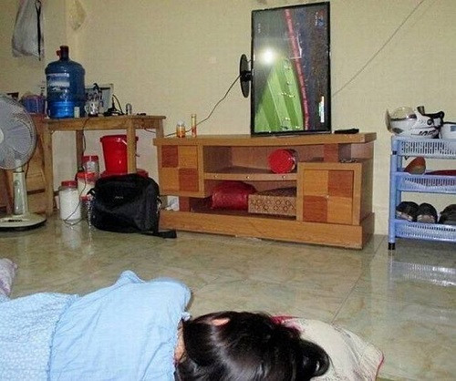 Cách nhanh nhất để thoải mái nằm xem tivi.