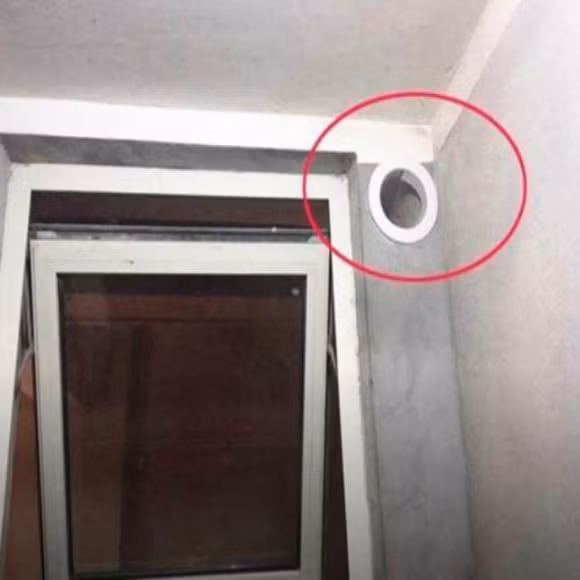 chiếc lỗ trên tường phòng tắm, lỗ thông khí, nội thất đẹp