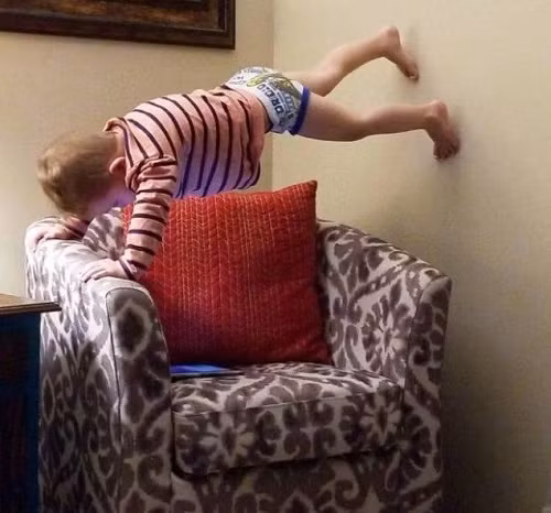 Tư thế xem phim nghệ thuật.