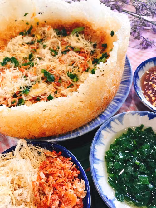 Cơm cháy đáy nồi giòn rụm, làm tới đâu ăn hết tới đó ảnh 2