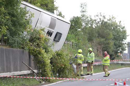 Cận cảnh chiếc xe khách bị lật trên đường cao tốc M25, hạt Kent, Anh. Ảnh: PA