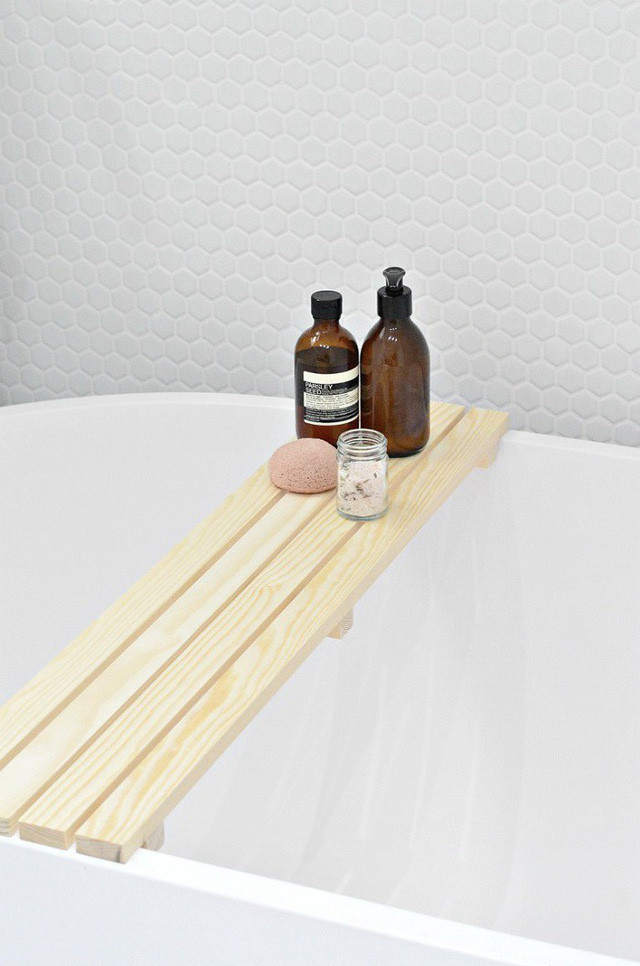 Gỗ thông sáng màu mang lại cảm giác hiện đại và phong cách. Với 4 hàng gỗ, chiếc khay tạo cảm giác chắc chắn hơn cho người sử dụng.